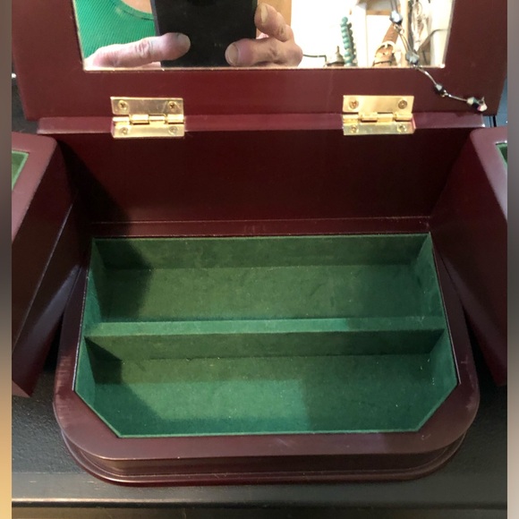Nice n Compact. Smooth Mahogany finish. Simple design. JEWELRY BOX VINTAGE AVON - Picture 2 of 15